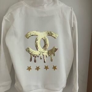 Never worn NWOT ladies zip up sweat shirt with pockets & draw string hood